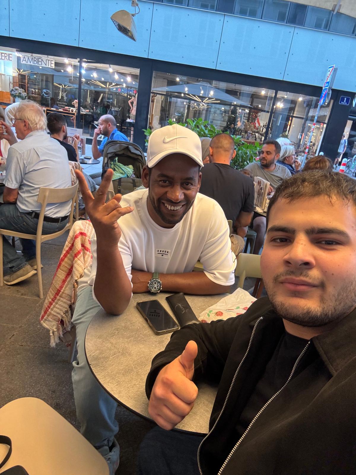 Pablo und Jamal bei Projekt-Diskussion